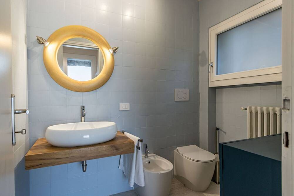 Luxury Villa, swimming pool private beach sleeps 8 in Comabbio, Varese Provinz