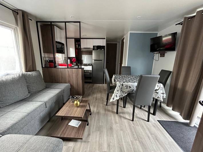 Camping pour 6 personnes, avec vue ainsi que terrasse et piscine, animaux acceptés
