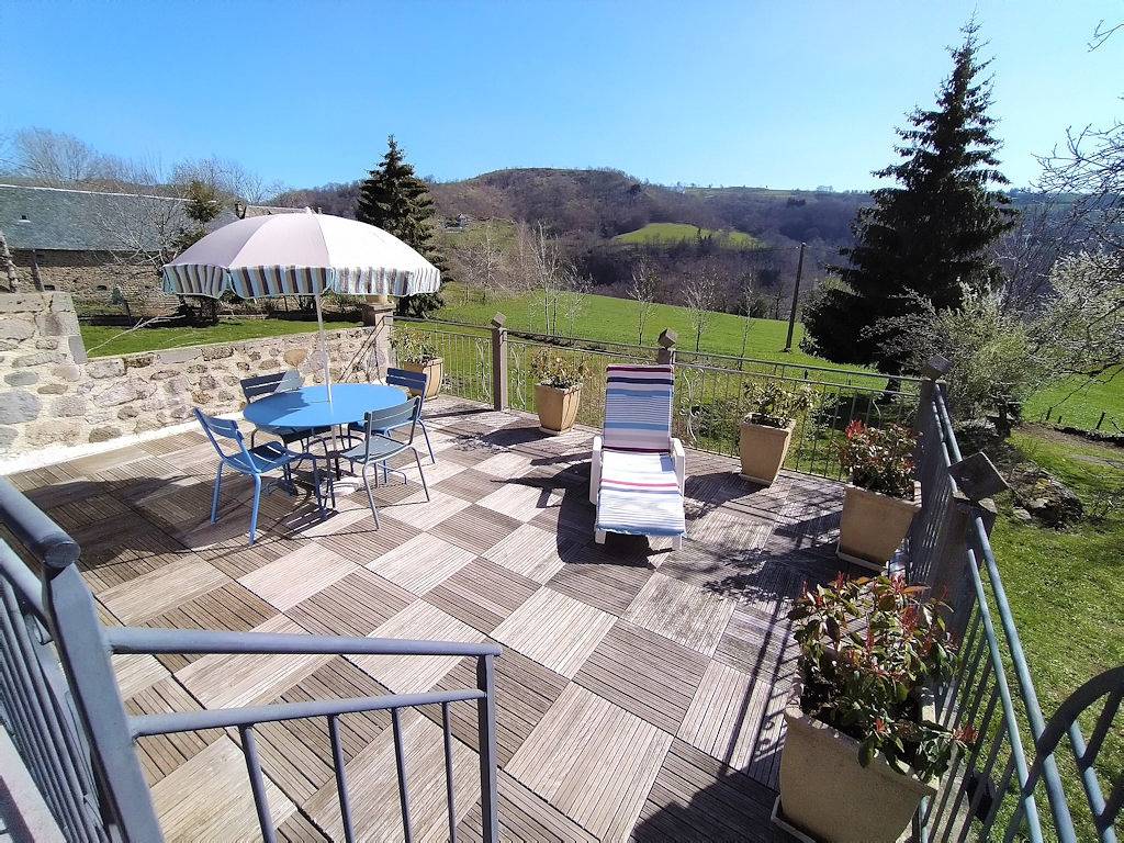 Gîte (4/6 personnes) vue sur la vallée dans le parc des volcans in Jou-sous-Monjou, Région d'Aurillac