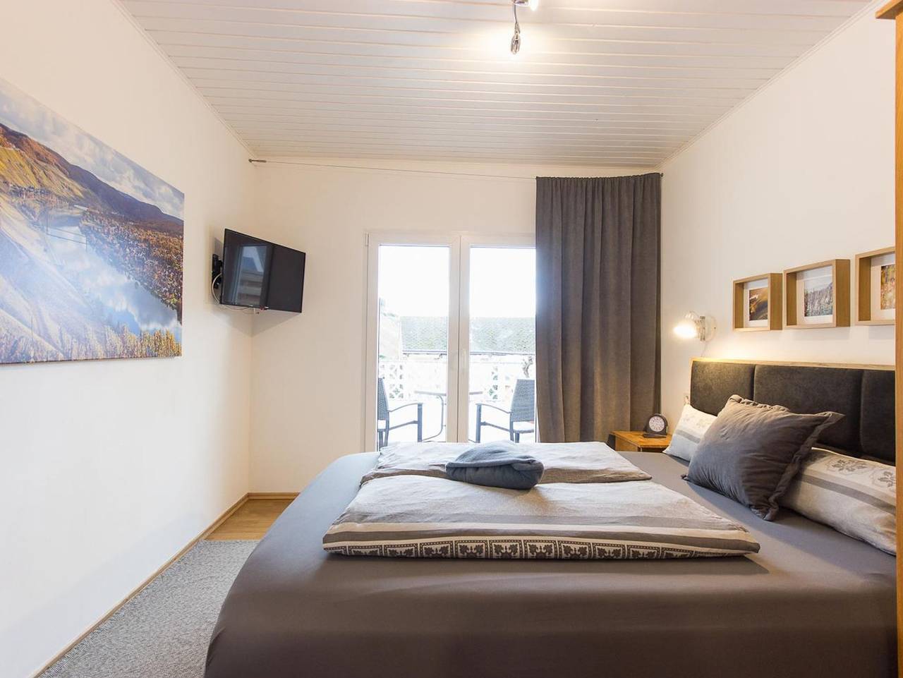 Ganze Ferienwohnung, Moselstudio Rosenburgblick - Kleines gemütliches Studio 1. in Moselnähe in Zeltingen-Rachtig, Bernkastel-Kues & Umgebung