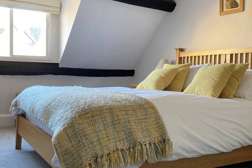 Cosy Cotswold Cottage - Penny Cottage - pet friendly - sleeps 2 in Winchcombe, Gloucestershire