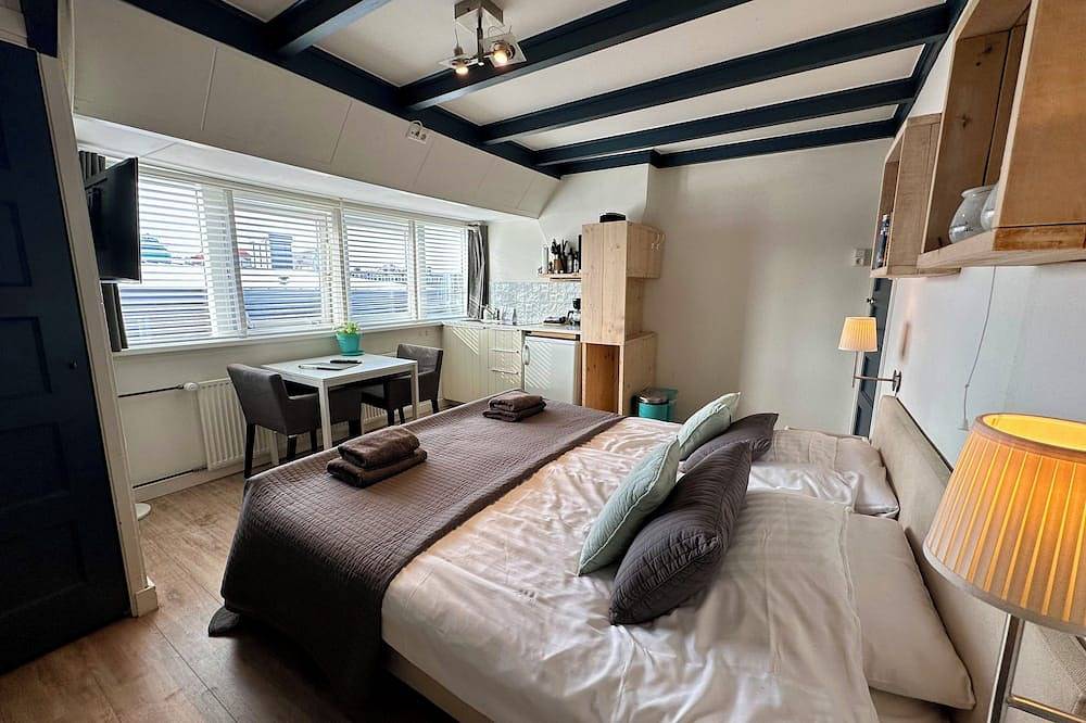 Ganze Wohnung, Hübsches Studio mit kleiner Terrasse und Parkplatz. Nur 200 meter vom Sandstrand in Bergen aan Zee, Noord-Holland - Nordseeküste