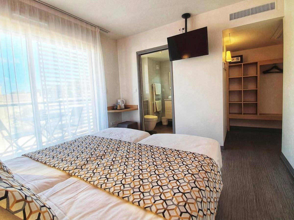 Double Room with Balcony in Le Dramont, Saint-Raphaël