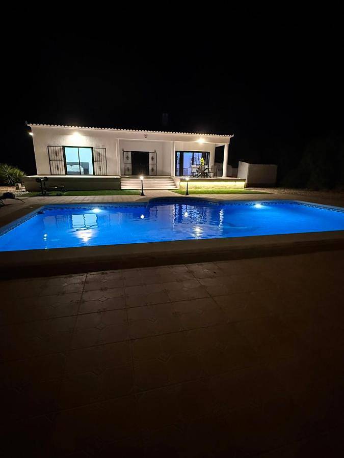 Villa für 6 Personen, mit Ausblick und Pool sowie Garten - 1