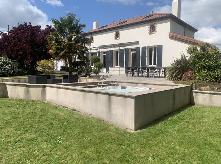 Gîte pour 15 personnes, avec jacuzzi ainsi que jardin et terrasse