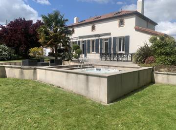 Gîte pour 15 personnes, avec jacuzzi ainsi que jardin et terrasse dans Maine-et-Loire