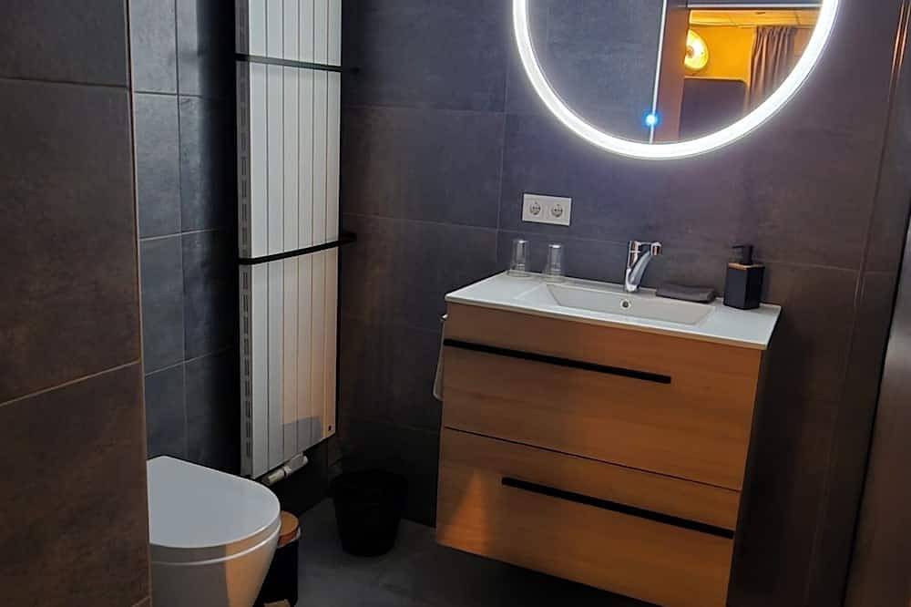 The yellow room for 2 with private entrance and a spacious walk-in shower. in Ijsselmeer