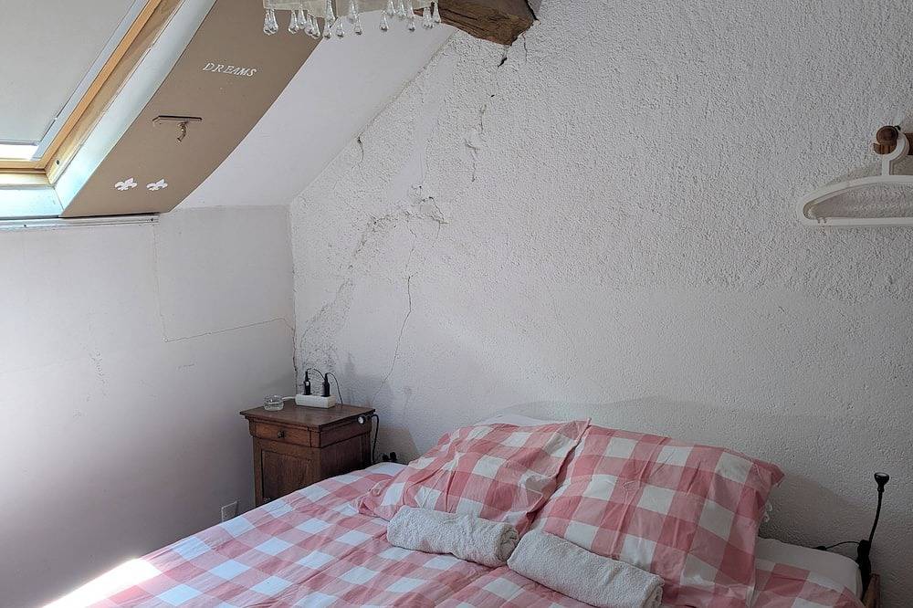 Country House & tennis court& swimming pool. 12 pers, dog accepted. Meals available. in Crux-la-Ville, Nièvre
