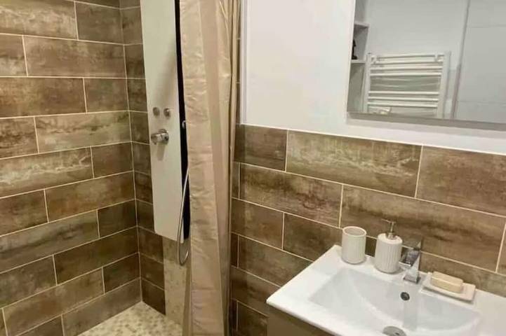 Gîte pour 4 personnes, avec jacuzzi et terrasse à Saint-Julien-les-Rosiers - 3