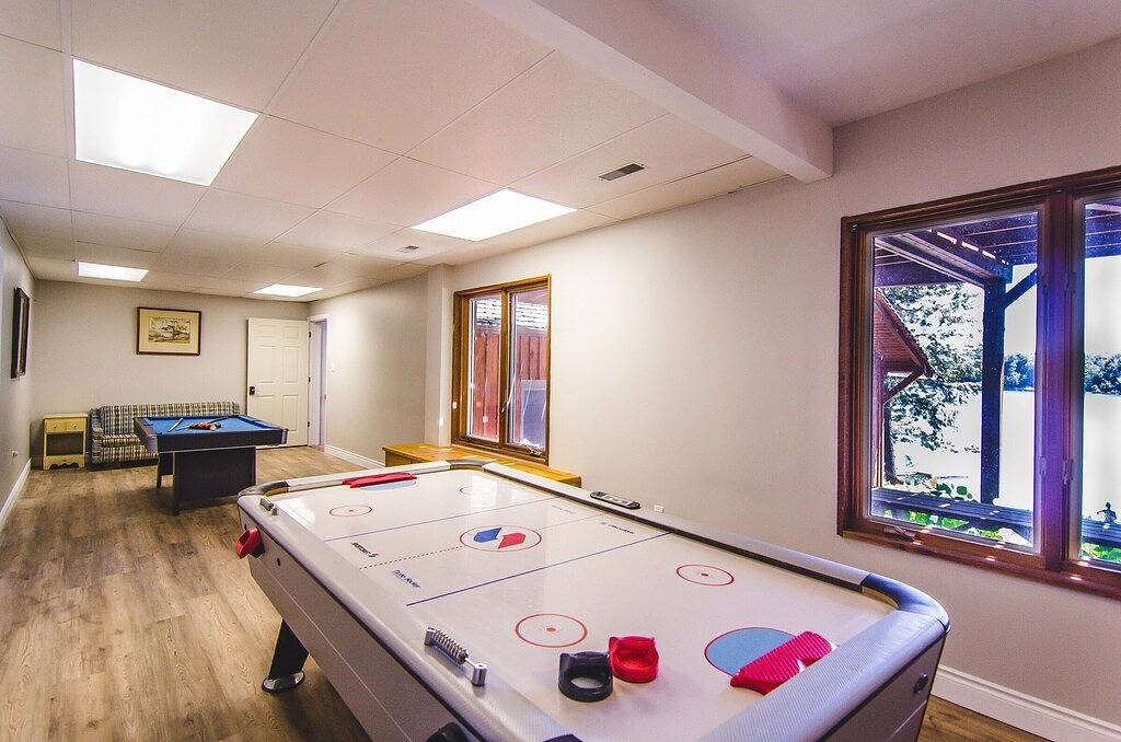 5Br Family Lakefront Cottage, Walk to Bala! in Muskoka