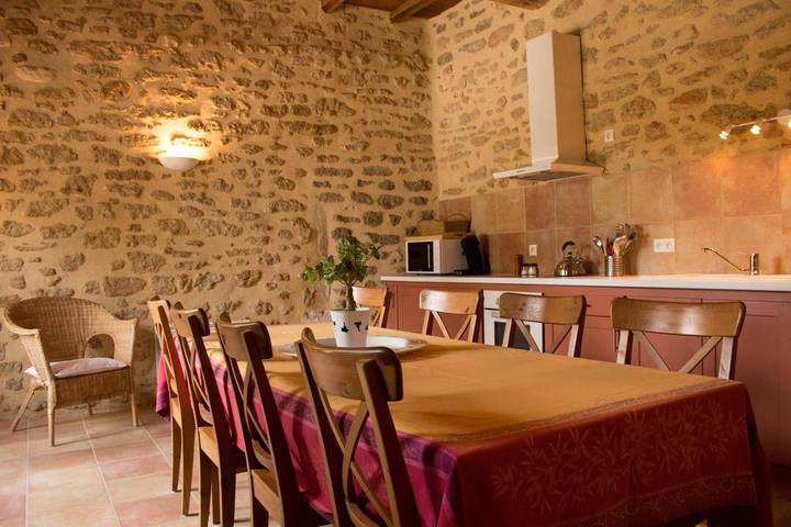 Maison d’hôte pour 8 personnes, avec jardin ainsi que vue et piscine, adapté aux familles à Colonzelle - 3