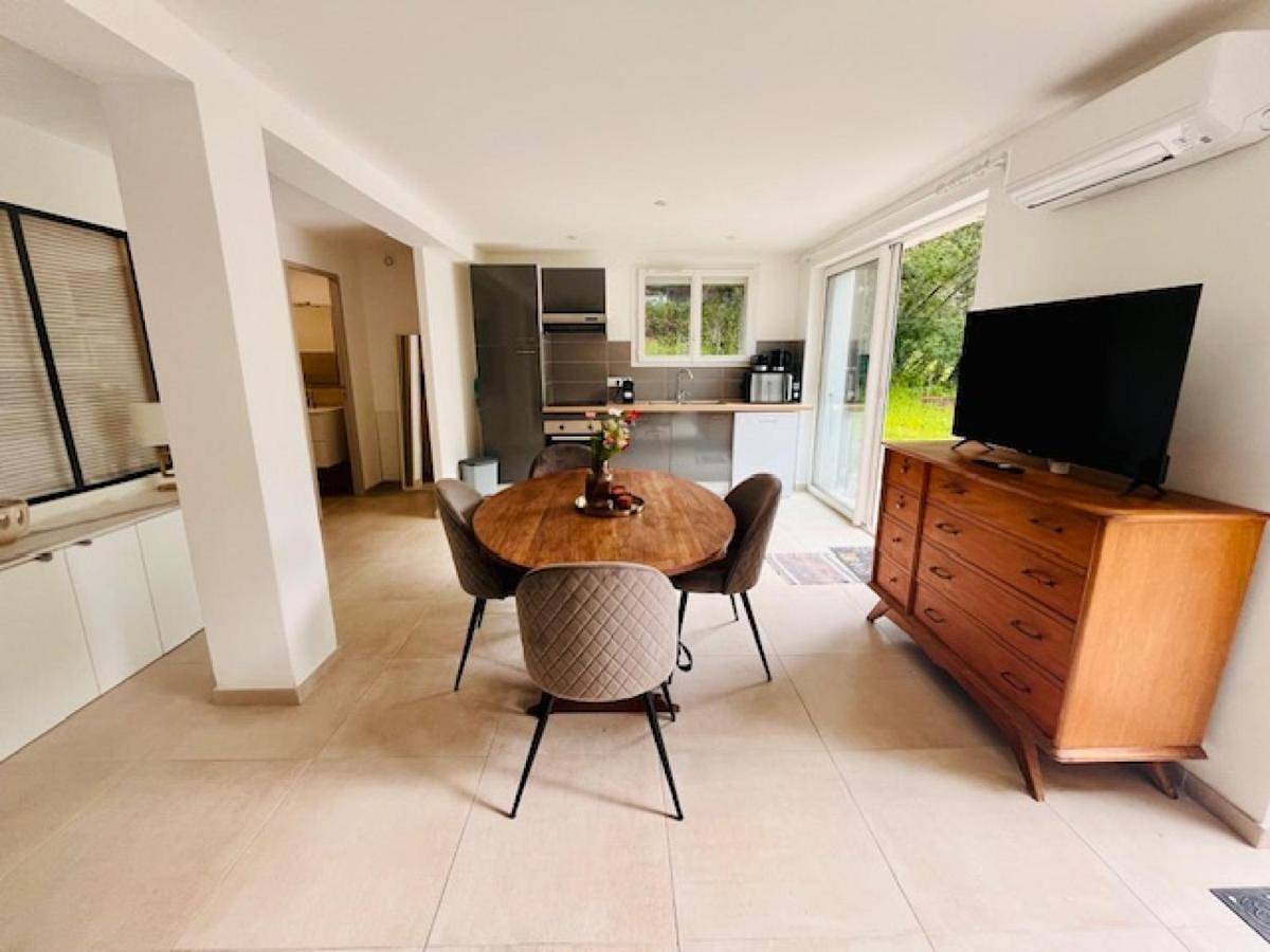 Appartement entier, Eccica - Bottom of villa, quiet garden, and pool in Eccica-Suarella, Région d'Ajaccio
