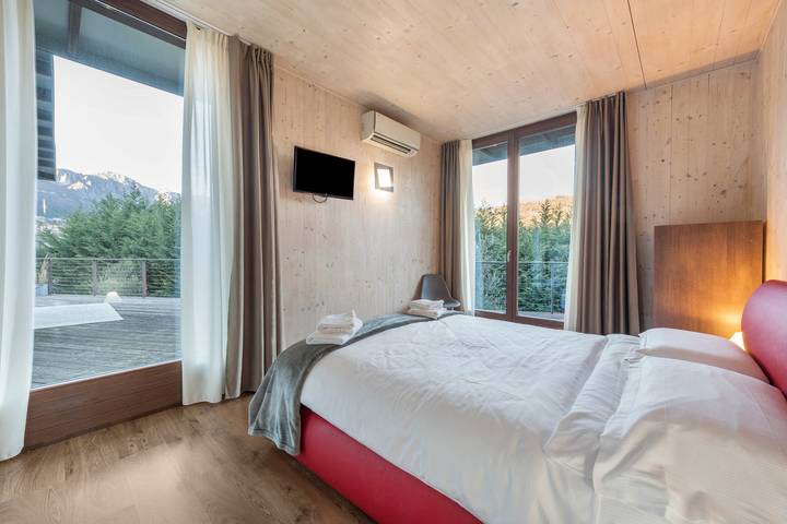Vacation rental for 6 people, with hot tub and yard, kid friendly in Lake Garda