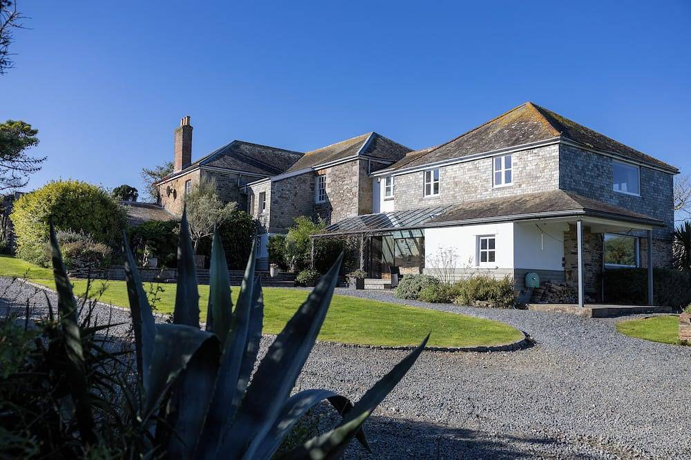 Trevornick Farm House- dog friendly with hot tub and tennis court near Newquay in Holywell Bay, Cornwall