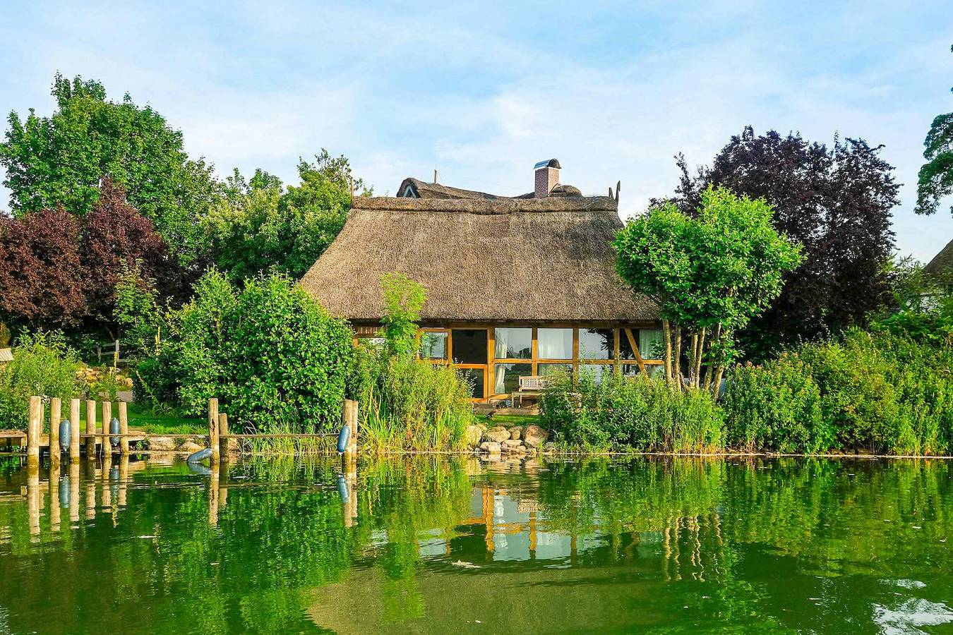 Fischerkate am See mit magischem Garten in Grebin, Südliche Ostseeküste