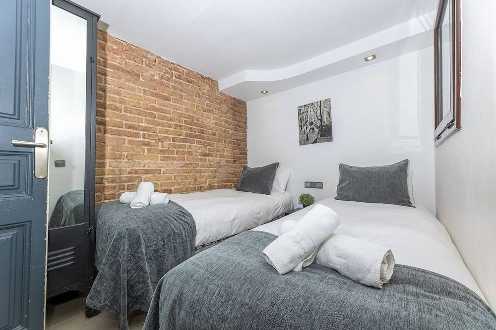 Entire apartment, Split Level 4 Bedroom/3 Bath/8 sleeps in Barcelona Centre, Barcelona