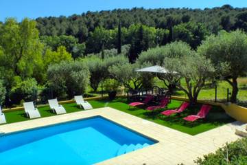 Location de vacances pour 16 personnes, avec jardin ainsi que piscine et terrasse, animaux acceptés à Ollioules
