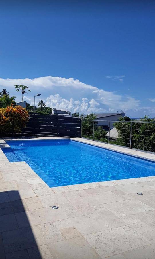 Location de vacances pour 6 personnes, avec vue ainsi que piscine et jardin dans Grands-Bois - 3