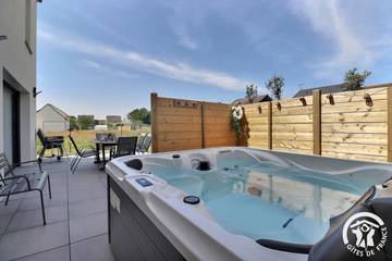 Gîte pour 10 personnes, avec terrasse et jardin ainsi que sauna et jacuzzi dans Saint-Aubin-du-Cormier