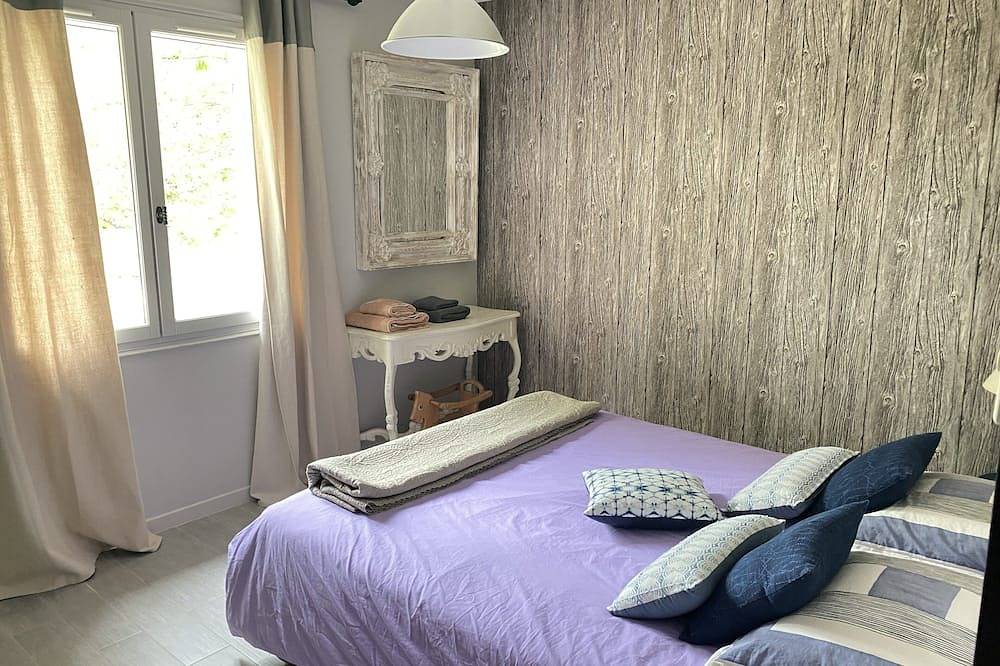 En medio de Lavender Vines & Truffières, Indoor Spa, piscina al aire libre calentado in La Baume-de-Transit, Región de Nyons