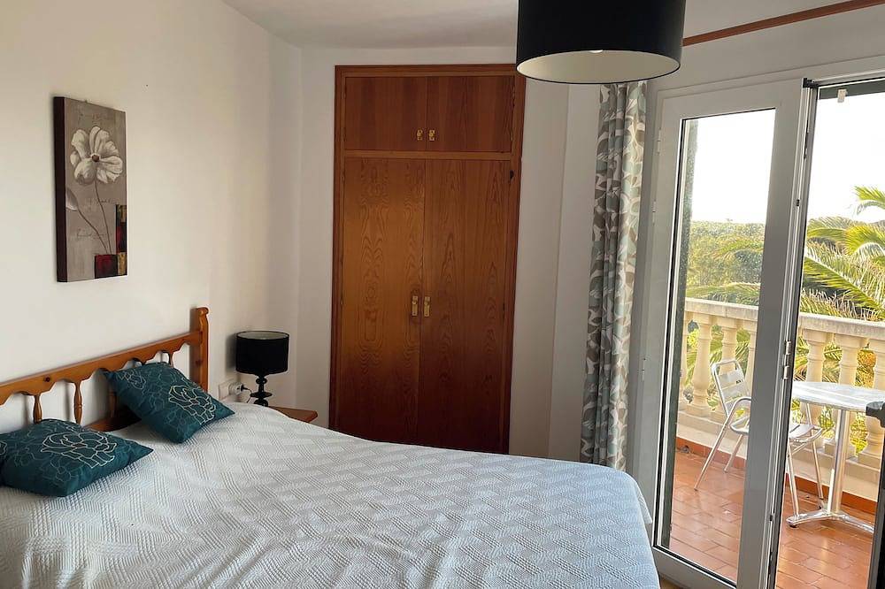 Entire apartment, 3 bedroom apartment with swimming pool in Addaia in Port d'Addaia, Es Mercadal
