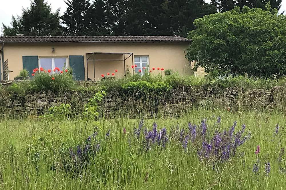 Gite La Terre, lovely Gite 35 m2, 2 Persons. Large terrace with great views in Val de Louyre et Caudeau, Périgord Pourpre