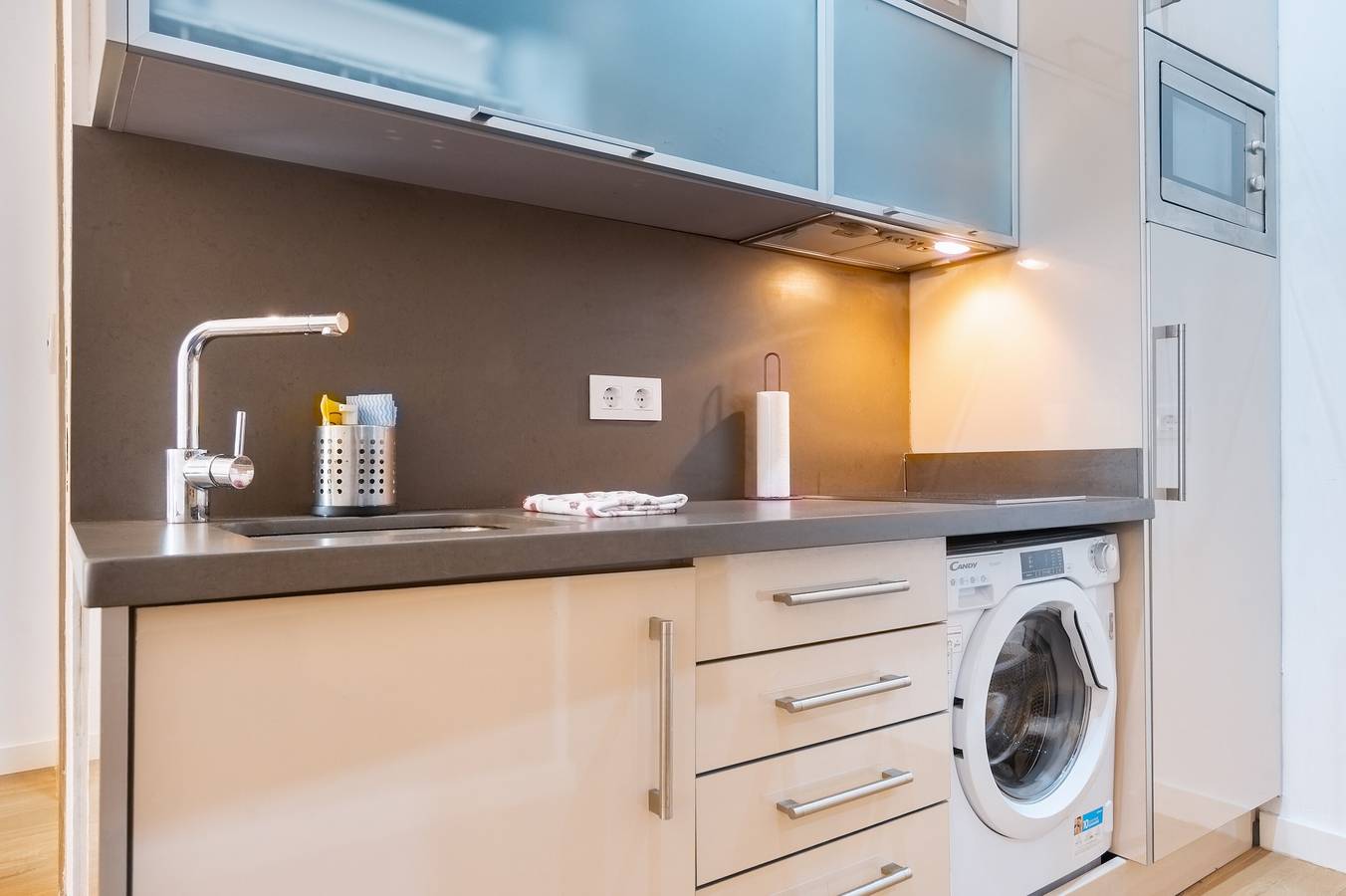 Apartamento entero, Apartamento 'Moderno Estudio Junto Al Río' con Wi-Fi y Aire Acondicionado in Casco Antiguo, Sevilla
