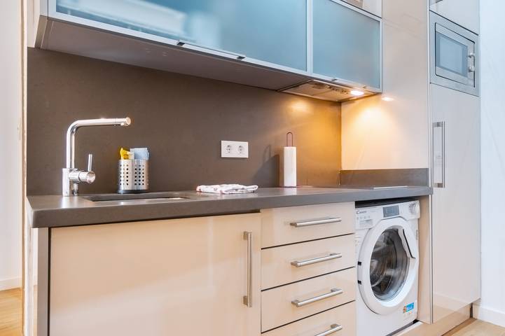Entire apartment, Modern Studio by the River with Wi-Fi and Air Conditioning in Casco Antiguo, Sevilla