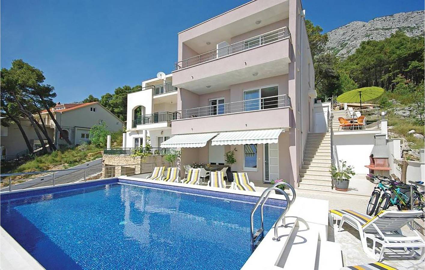 Ganze Ferienwohnung, Gemütliche Ferienwohnung mit Meerblick, Pool, Parkplatz und Terrasse – 800 m vom Strand entfernt in Punta Soline, Brela