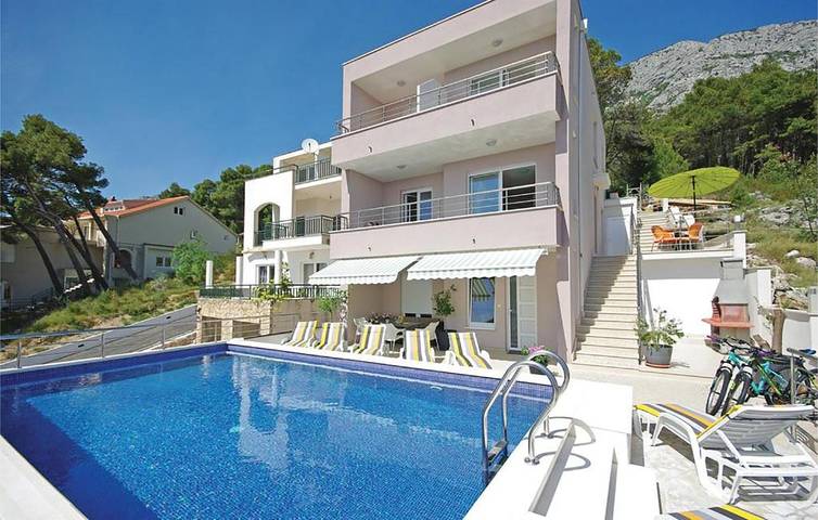 Ganze Ferienwohnung, Gemütliche Ferienwohnung mit Meerblick, Pool, Parkplatz und Terrasse – 800 m vom Strand entfernt in Punta Soline, Brela