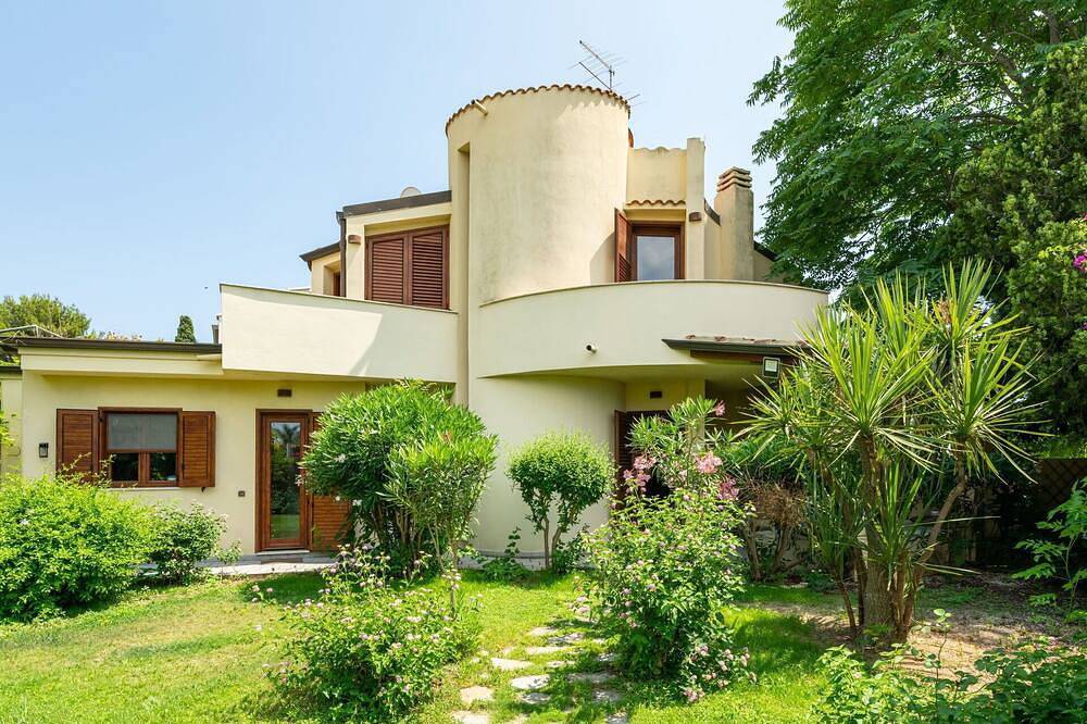 Atemberaubendes alleinstehendes Ferienhaus mit Klimaanlage,  W-Lan, Tv, Innenhof und Panoramablick in Poetto (Cagliari), Quartu Sant'Elena