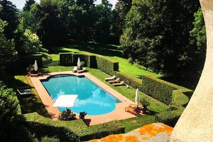 Location de vacances pour 12 personnes, avec vue et balcon ainsi que jardin et piscine à Parentignat