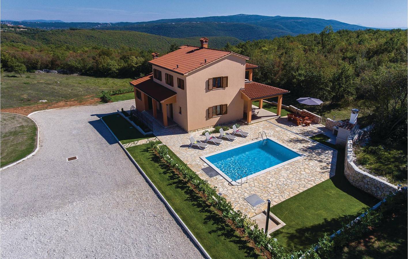 Appartement moderne de 2 chambres avec piscine, Wi-Fi et terrasse près du centre-ville de Kunj in Raša, Côte Est de l'Istrie