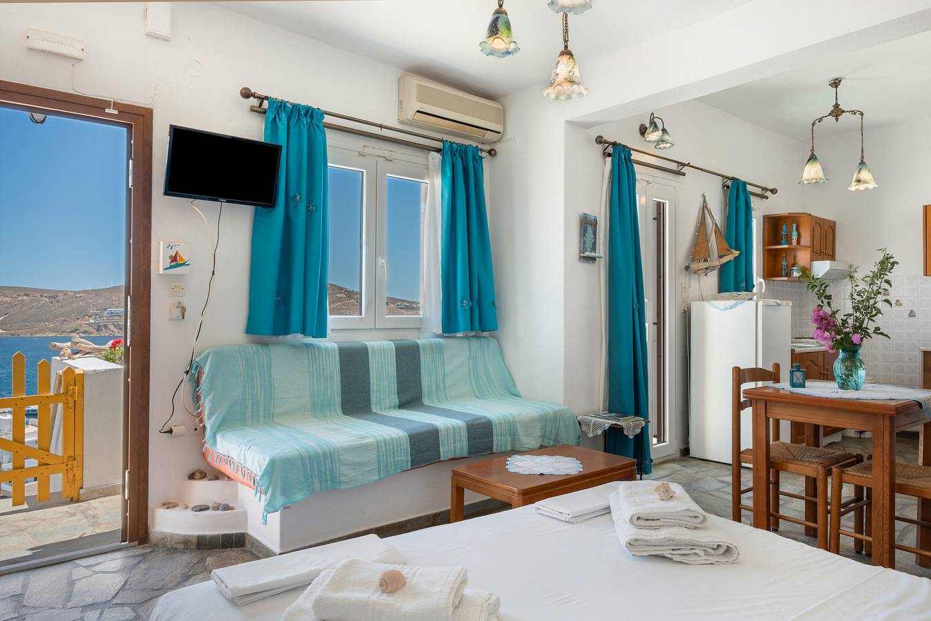 Ganzes Studio, Einzimmerapartment 'Agnadi' mit Meerblick, Balkon und Klimaanlage in Livadi, Kykladen