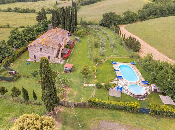 Apartamento entero, Apartamento 'Agriturismo Chianni - Trilocale 1' con piscina, terraza privada y Wi-Fi in Chianni, Costa Etrusca