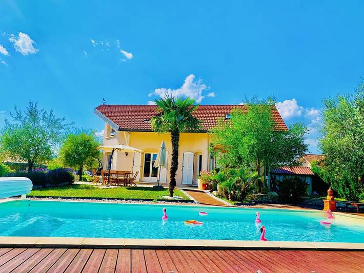 Location de vacances pour 9 personnes, avec Balcon et Terrasse ainsi que Piscine et Vue sur le lac à Chens-sur-Léman