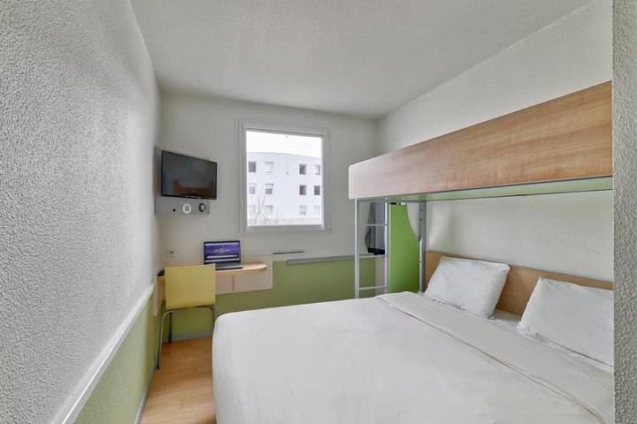Hôtel pour 3 personnes, avec terrasse à Saint-Victor (Allier)