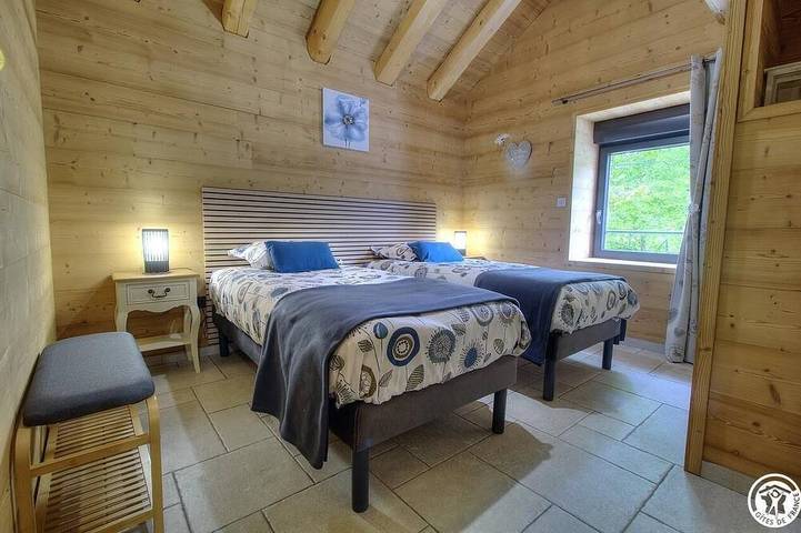 Location de vacances pour 6 personnes, avec jardin à Chézery-Forens - 2