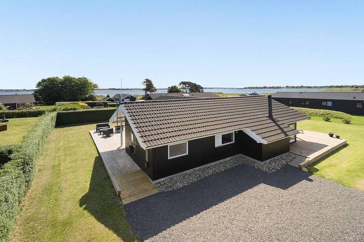 Ferieudlejning for 8 personer, med sauna og terrasse samt jacuzzi i Frederikssund