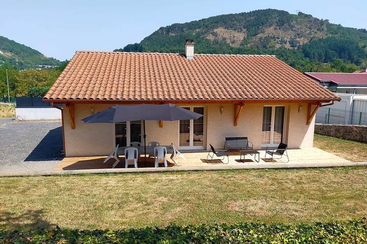 Location de vacances pour 6 personnes, avec Terrasse et Jardin à Brives-Charensac