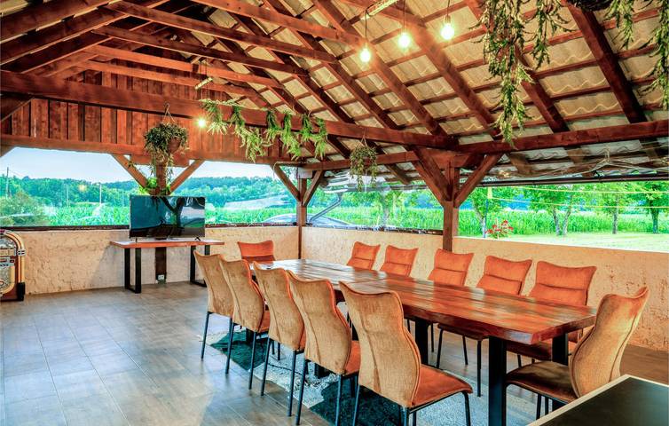 Gemütliche Wohnung mit Pool, Terrasse, WLAN und Klimaanlage in Koprivnica-Krizevci