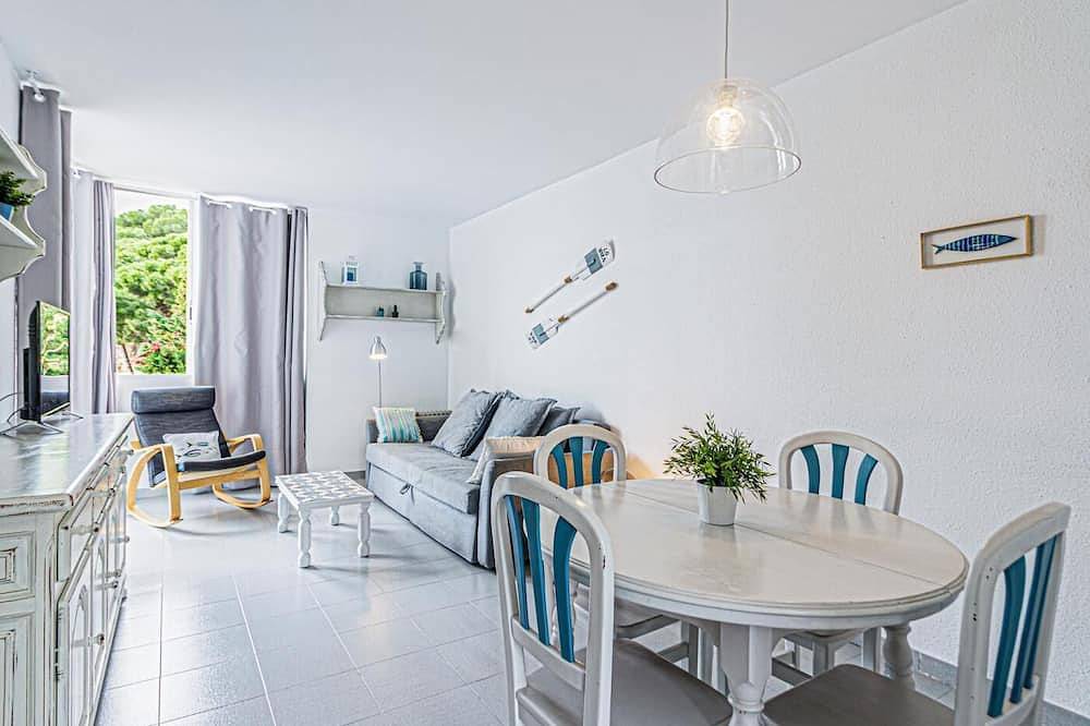 Ganze Wohnung, Apartment with terrace on the beach 10min train in Sant Pol de Mar, Costa del Maresme