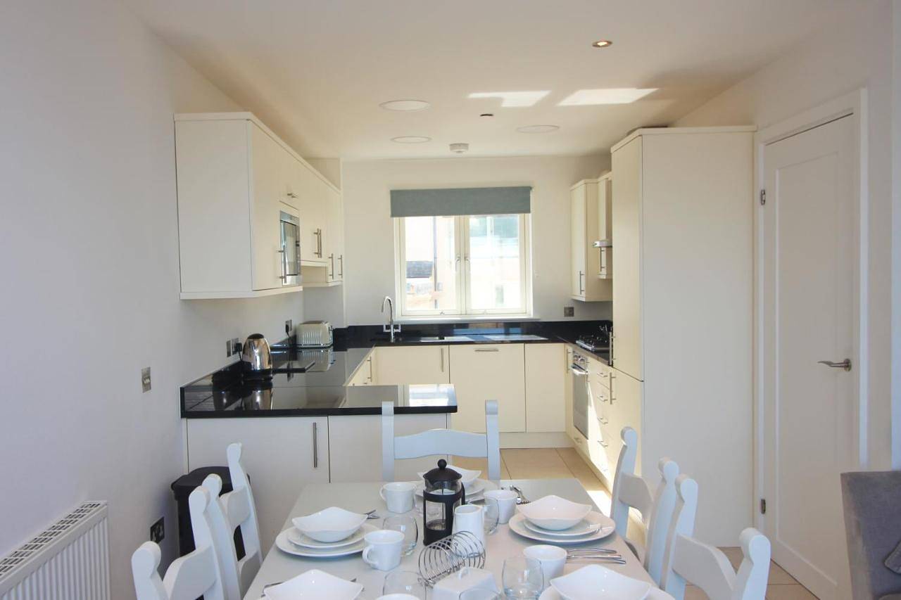 Entire apartment, By The Beach, The Quies, Beach House in Constantine Bay, Cornwall