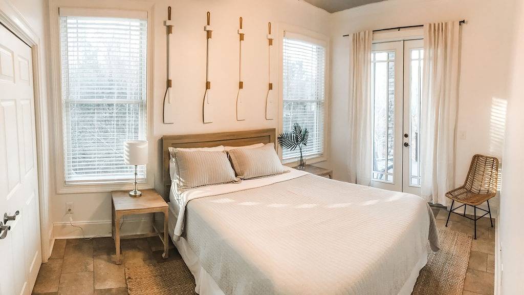 Waterfront house, Minutes to Auburn, Boat slip. in Lake Martin