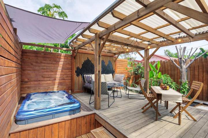 Location de vacances pour 2 personnes, avec jardin ainsi que jacuzzi et terrasse à Saint Gilles les Hauts
