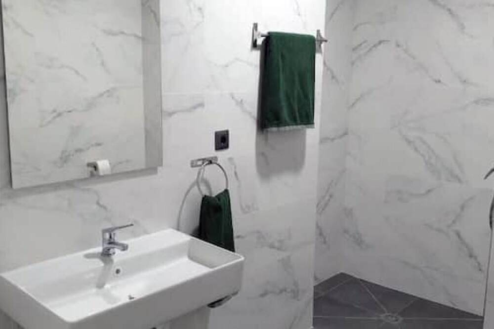Cozy Room & Garage Across from the Guggenheim – Central, Safe, and Pet-Friendly! in Bilbao, Bizkaia