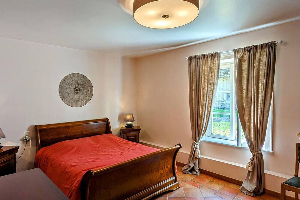 Peaceful Forest House with Pool and Pets Allowed in Gray, Haute-Saône