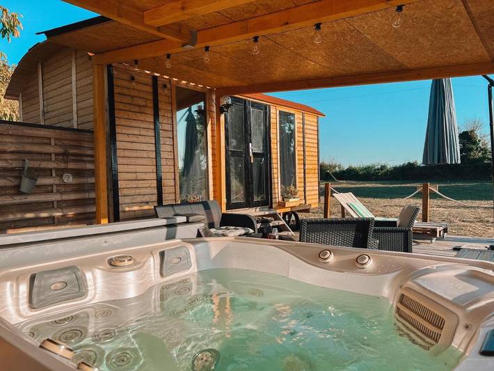 Gîte pour 2 personnes, avec Jacuzzi et Terrasse ainsi que Jardin et Vue à Condom