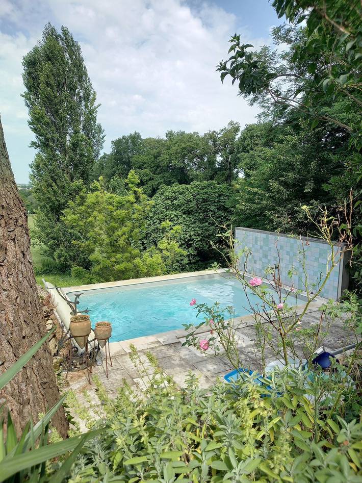 Location de vacances pour 7 personnes, avec piscine ainsi que jardin et terrasse à Jugazan