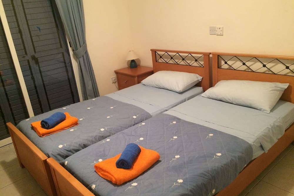 Luxury 3 Bed Semi Detached Villa with roof terrace. Free Air Con, Wi-Fi & Tv in Paphos, South Cyprus
